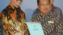 Wakil Presiden Jusuf Kalla menerima surat rekomendasi dari Ketua Komnas HAM, Ahmad Taufan Damanik selama peringatan ari Hak Asasi Manusia (HAM) internasional 2018 di kantor Komnas HAM, Jakarta, Selasa (11/12). (Liputan6.com/Angga Yuniar)