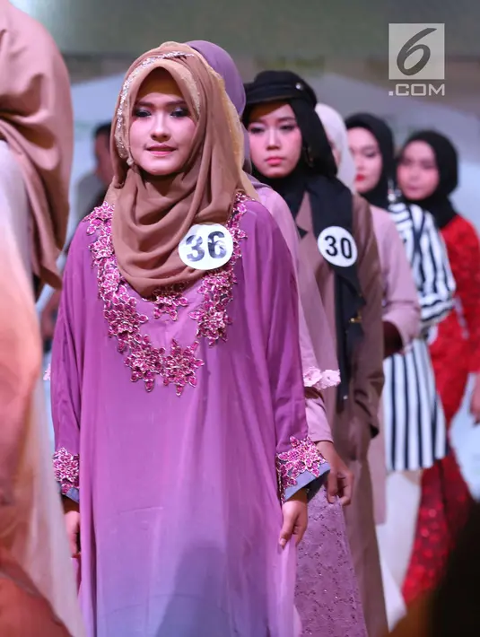 Ekspresi peserta saat memeragakan busana pada acara Hijab Hunt 2018 di Jakarta, Minggu (6/5). Kegiatan ini digagas oleh Baitul Muslimin Indonesia (Bamusi). (Liputan6.com/Angga Yuniar)