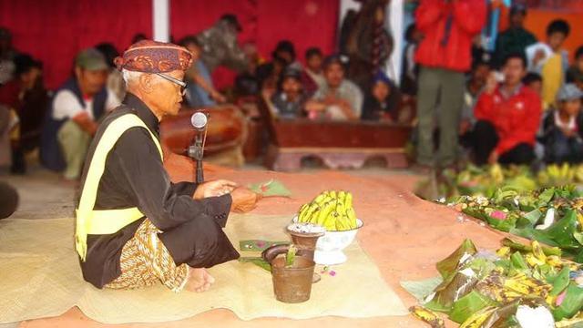 Ilustrasi pelantikan dukun dalam upacara Yadnya Kasada (Istimewa)
