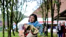 Potret cantik Diandra Minunet yang baru saja lulus dari SMA  dengan buket bunga dalam pelukannya. [Instagram/diandrasb]