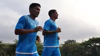 Bek Arema, Purwaka Yudi dan Arthur Cunha, saat latihan ringan. (Bola.com/Iwan Setiawan)