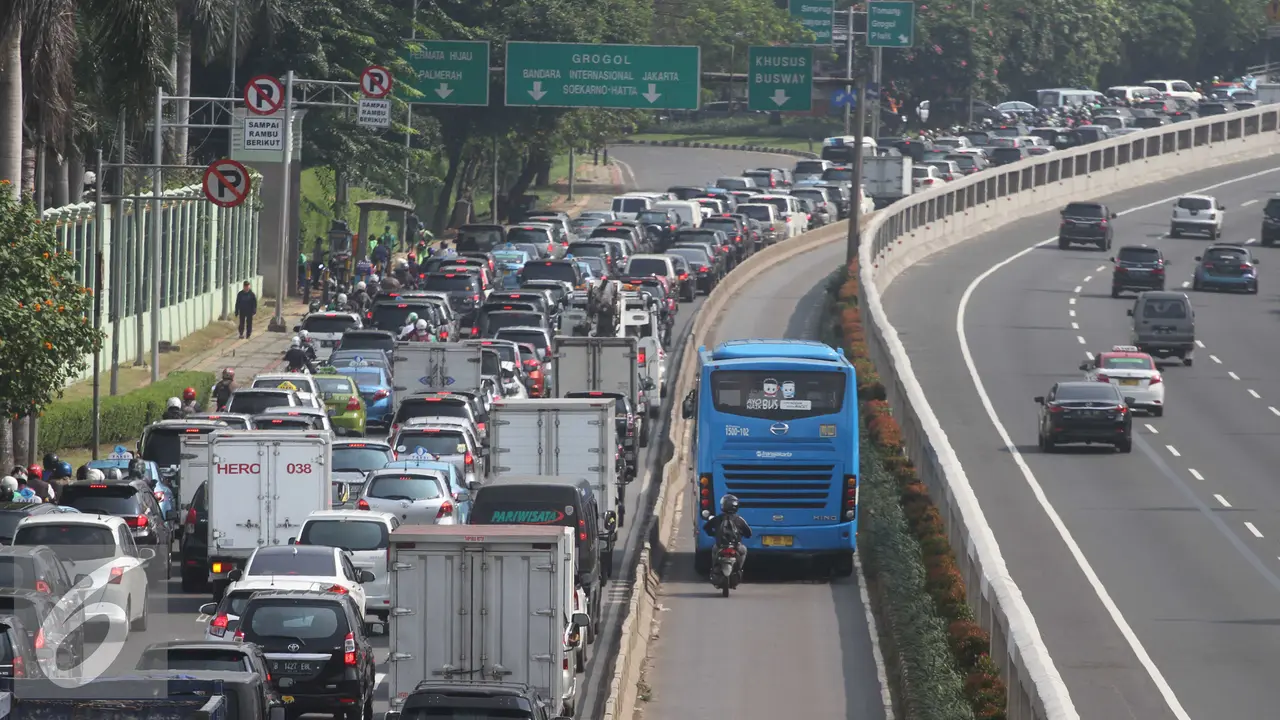 20160613- Pengendara motor memasuki jalur Transjakarta- Gempur M Surya