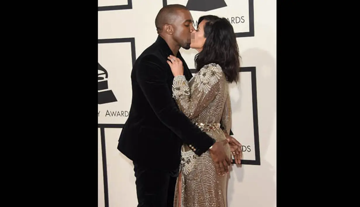 Kim Kardashian dan Kanye West terlihat sangat mesra saat tampil di red carpet Grammy Awards 2015 di Staples Center, Los Angeles, AS, Minggu (8/2). (Jason Merritt/Getty Images/AFP)