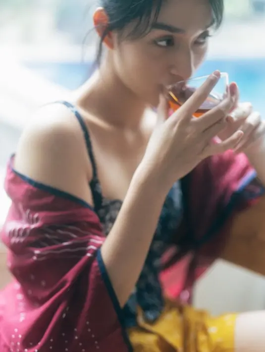 Jeanne kerap memadukan unsur motif dan bahan busana yang unik. Pilihannya tak jarang buat para netizen terkagum-kagum. [Instagram @jeannetasfdl]