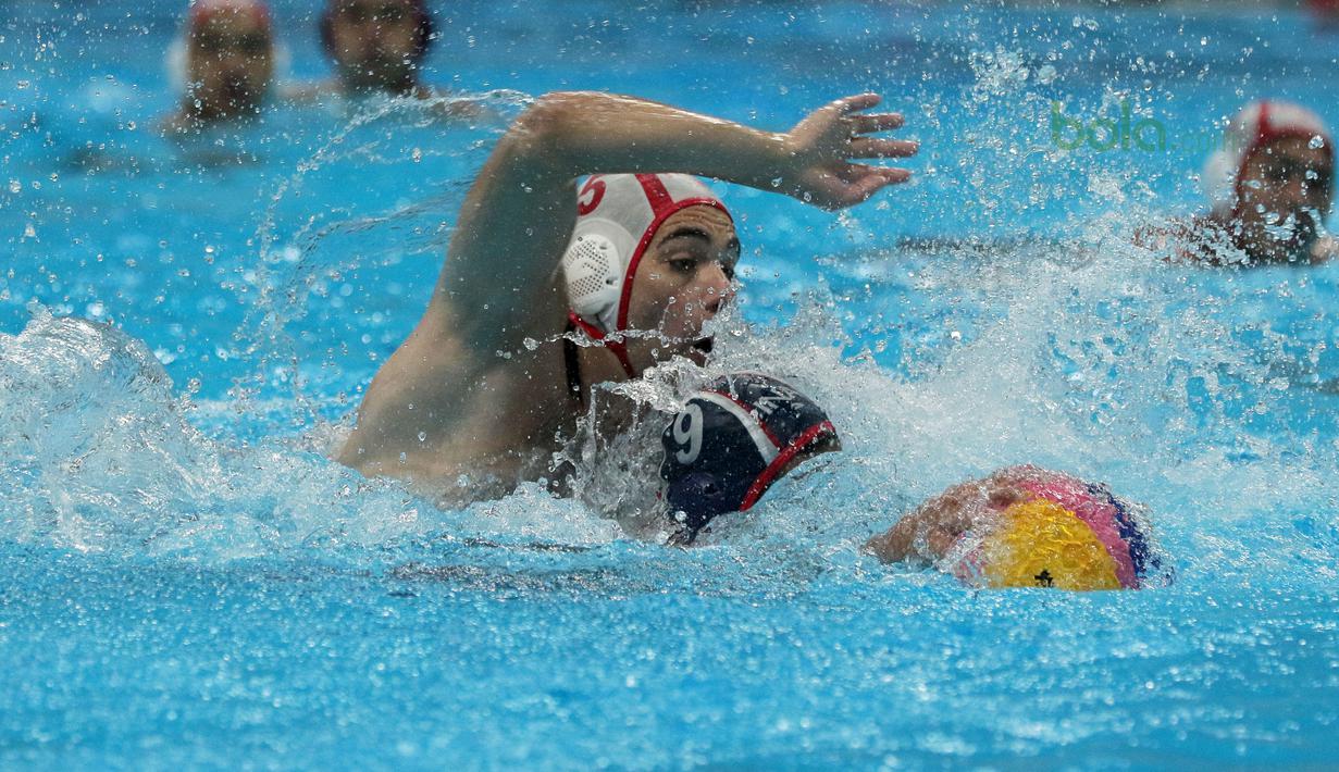 Luca Stefanovic (kiri) berebut bola dengan atlet Indonesia, Andi Uwaizul saat latihan gabungan di Aquatic Center, Jakarta, Rabu (10/7/2018). Latihan tersebut untuk persiapan tim Indonesia menuju Asian Games 2018. (Bola.com/Nick Hanoatubun)
