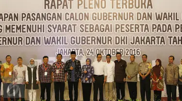 Ketua tim pemenangan Ahok-Djarot, Prasetio Edi bersama pasangan Cagub dan Cawagub DKI Jakarta Agus H Yudhoyono dan Sylviana Murni, Anies Baswedan dan Sandiaga Uno foto bersama saat rapat pleno, Jakarta, Senin (24/10). (Liputan6.com/Immanuel Antonius)