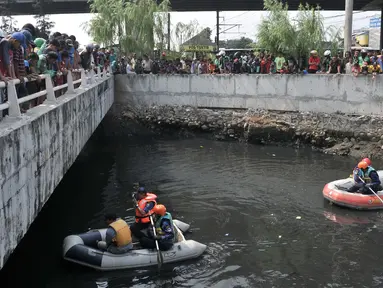 Tim gabungan Damkar, BPBD, dan KLHK menyusuri Kali Grogol untuk melakukan pencarian buaya di Jakarta Barat, Kamis (28/6). Sebelumnya pada Rabu pagi, warga melihat beberapa ekor buaya berenang di gorong-gorong Kali Grogol. (Merdeka.com/Iqbal S. Nugroho)