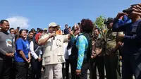 Ketua Umum Partai Gerindra Prabowo Subianto bersama mantan Menteri Kelautan dan Perikanan Susi Pudjiastuti dalam acara pelepasan anak penyu di Pantai Pangandaran, Jawa Barat, Senin (17/7/2023). (Tim Humas Prabowo)