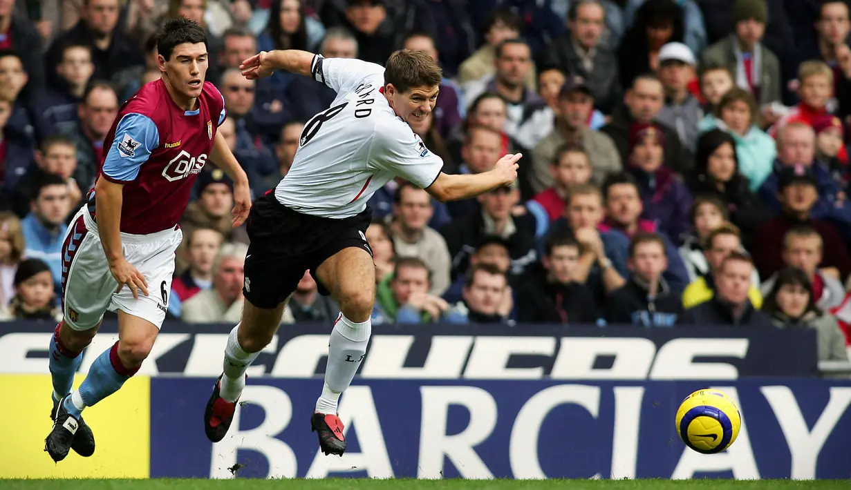 <p>Steven Gerrard yang saat ini menjadi pelatih Aston Villa pun tercatat mampu menjadi salah satu pencetak gol terbanyak di laga tersebut. Gelandang legendaris Liverpool tersebut sejauh ini telah membukukan 13 gol ke gawang The Villans. (AFP/Adrian Dennis)</p>