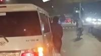 Aksi pemalakan terhadap pengendara mobil terjadi di lampu merah Pulomas, Jakarta Timur. (Dok. Tangkapan Layar Media Sosial @benrame26)