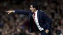 Pelatih Arsenal, Unai Emery menginstruksikan pemainnya saat bertanding melawan Nottingham Forest pada babak ketiga Piala Liga Inggris musim 2019-2020 di Stadion Emirates di London (24/9/2019). The Gunners masih akan menunggu lawan di babak keempat. (AP Photo/Steven Paston)