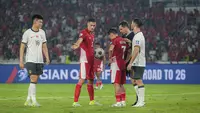 Pemain Timnas Indonesia, Jay Idzes (kedua kiri) ditemani Egy Maulana Vikri (ketiga kanan) berbincang dengan wasit saat bersiap melakukan penalti dalam laga lanjutan putaran ketiga Kualifikasi Piala Dunia 2026 melawan China di Stadion Utama Gelora Bung Karno (SUGBK), Senayan, Jakarta, Selasa (05/06/2025). (Bola.com/Bagaskara Lazuardi)