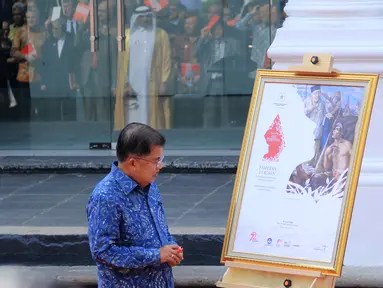 Wakil Presiden Jusuf Kalla melihat lukisan koleksi Istana di Galeri Nasional RI, Jakarta, Selasa (1/8). Pameran yang menampilkan lukisan koleksi istana tersebut akan di buka untuk umum besok rabu (2/8). (Liputan6.com/Angga Yuniar)