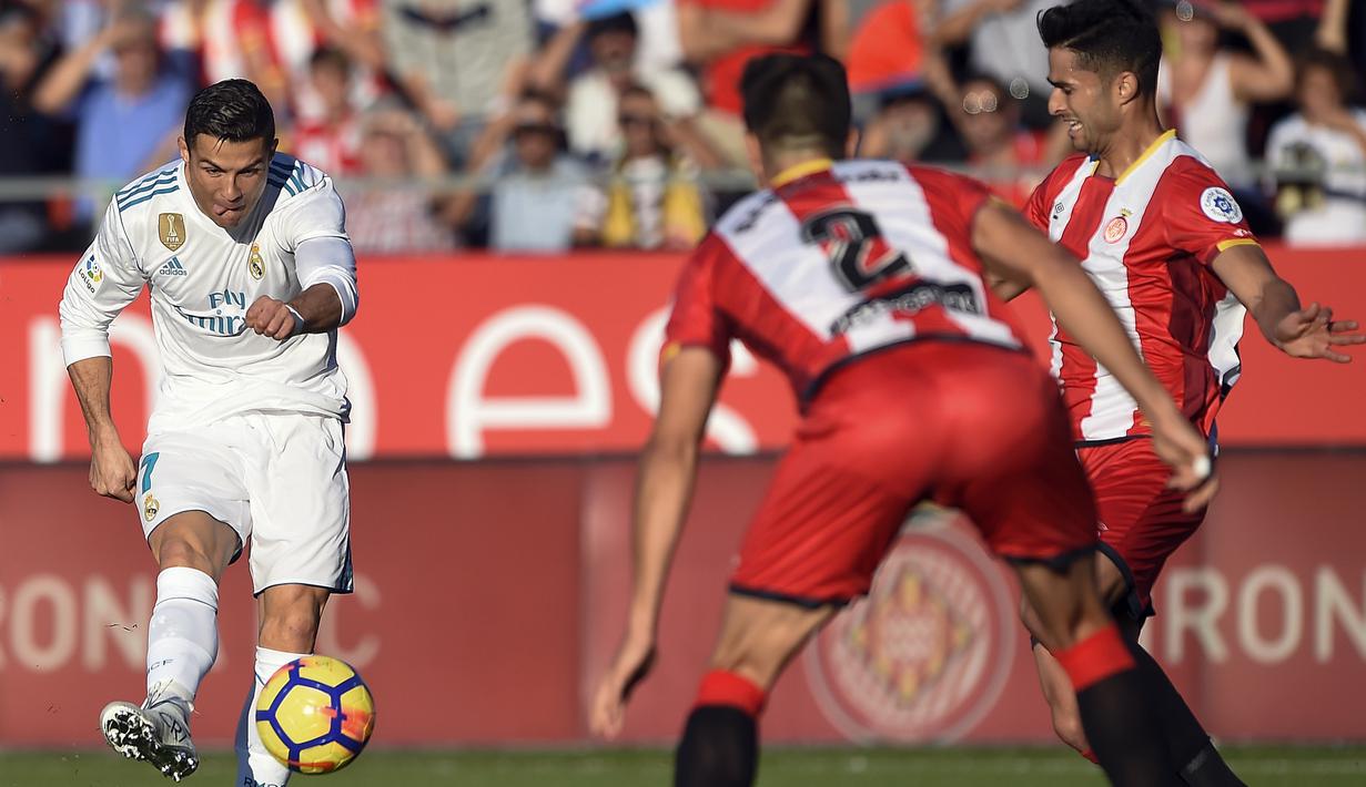 Cristiano Ronaldo (kiri) melepaskan tembakan melewati adangan pemain Gironavies, Juan Pedro Ramirez pada lanjutan La Liga Santander di Municipal de Montilivi stadium, Girona , (29/10/2017). Madrid kalah 1-2. (AFP/Josep Lago)
