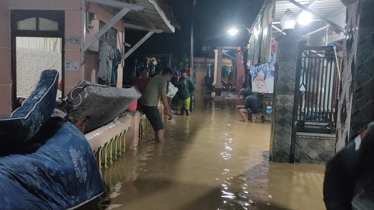4 Fakta Banjir Cirebon, Nasib Korban hingga Mobil Parkir Hanyut Terbawa Arus Air