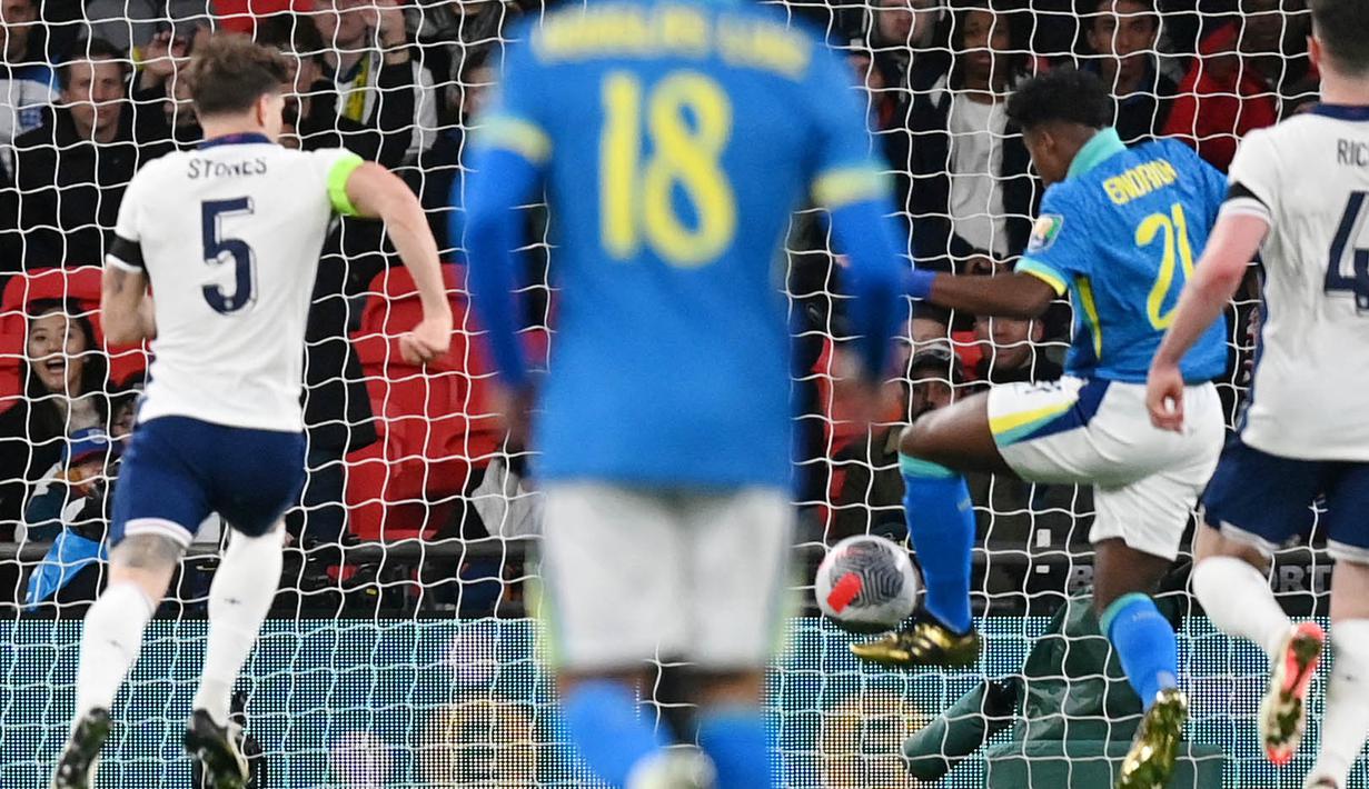 Pemain Brasil, Endrick, mencetak gol ke gawang Inggris dalam laga persahabatan di Stadion Wembley, Minggu (24/3/2024). Bocah 17 tahun ini jadi penentu kemenangan tim Samba. (AFP/Glyn Kirk)
