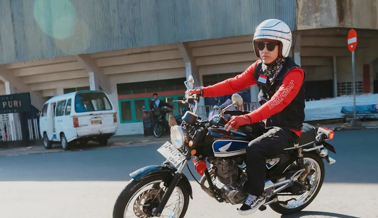 Bersama dengan Motorbaik setelah sebelumnya pernah ke Lombok. Kini Bisma Karisma berada di Tanjung Pinang, Kepulauan Riau. Berkendara di jalanan dengan motor klasik sembari merasakan udara di Tanjung Pinang.(Liputan6.com/IG/@sibisma)