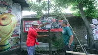 Pelatih Persebaya Surabaya, Aji Santoso (kanan) mengunjungi Pohon Cinta Pasoepati-Bonek di Kota Solo. (Bola.com/Aditya Wany)