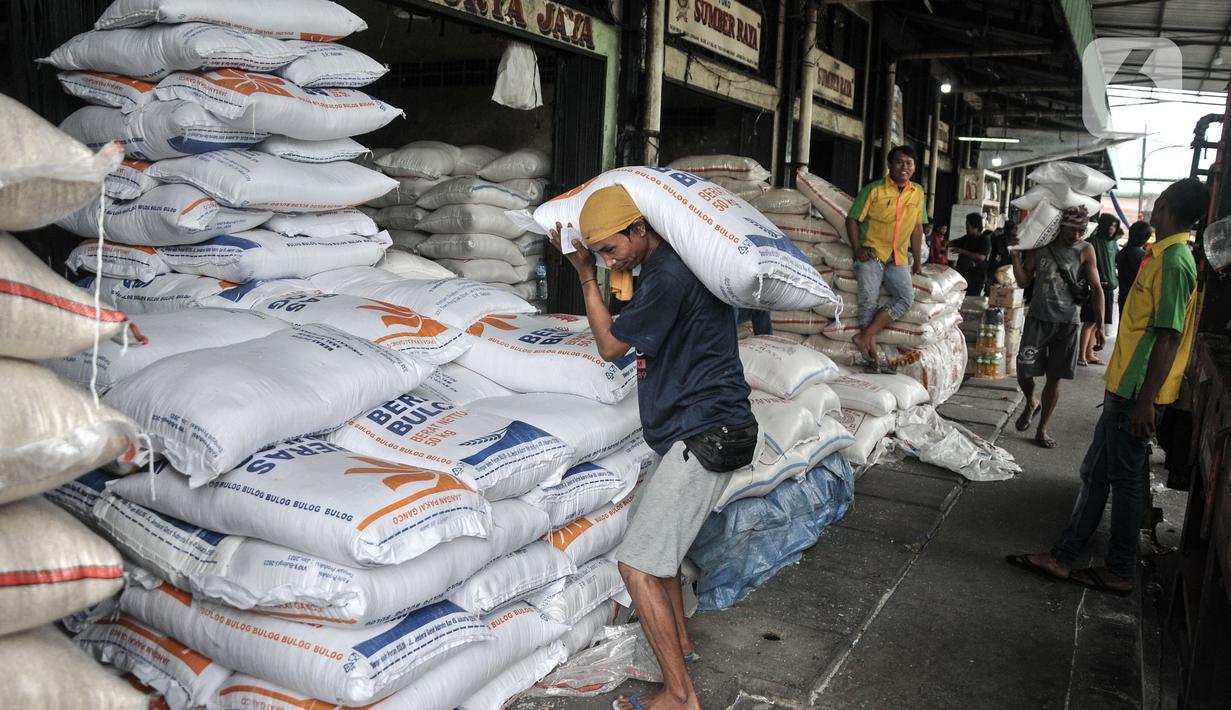 Aktivitas pekerja saat bongkar muat karung beras di Pasar Induk Beras Cipinang (PIBC), Cipinang, Jakarta Timur, Selasa (31/1/2023). Stok beras di PIBC saat ini tercatat berada di angka 13.389 ton. Jumlah tersebut diperkirakan mampu mencukupi stok untuk sekitar 6-7 hari ke depan dengan perkiraan konsumsi beras di DKI Jakarta 2.000 ton per hari. Menurut catatan Kadin DKI Jakarta, angkanya sekitar 1.895 ton per hari. (merdeka.com/Iqbal S. Nugroho)