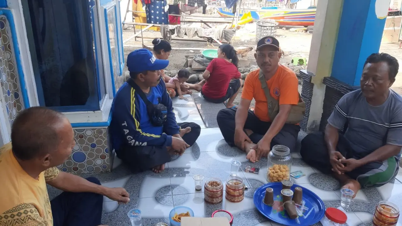 Mistum Haris berbaju abu- abu setelah berhasil diselamatkan karena terobang- ambing di laut karena perahunya tenggelam (Istimewa)