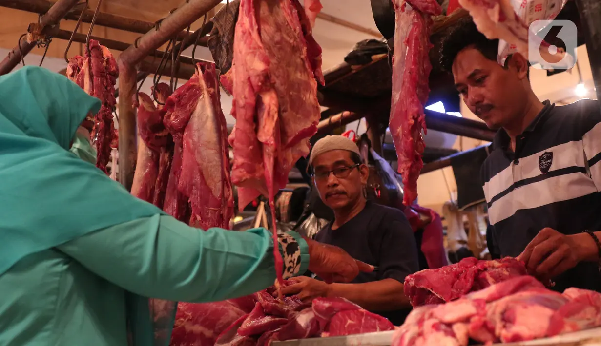 <p>Pedagang daging sapi melayani pembeli di Pasar Senen, Jakarta, Selasa (26/4/2022). Harga sejumlah bahan pangan di Jakarta terpantau mengalami kenaikan jelang Lebaran, di antaranya daging sapi dan ayam. (Liputan6.com/Angga Yuniar)</p>