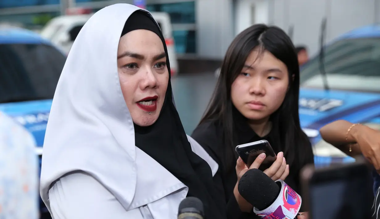 "Ada 3 yang nantinya jadi milik saya yaitu McLarren, Jeep Rubicon ama HRV buat anak-anak. Lalu yang ada padanya ada Alphard, Range Rover, Avanza, juga ada Jeep Rubicon. Kalau Ferrarinya udah dijual," ujar Sarita di Pondok Indah, Kamis (12/4).