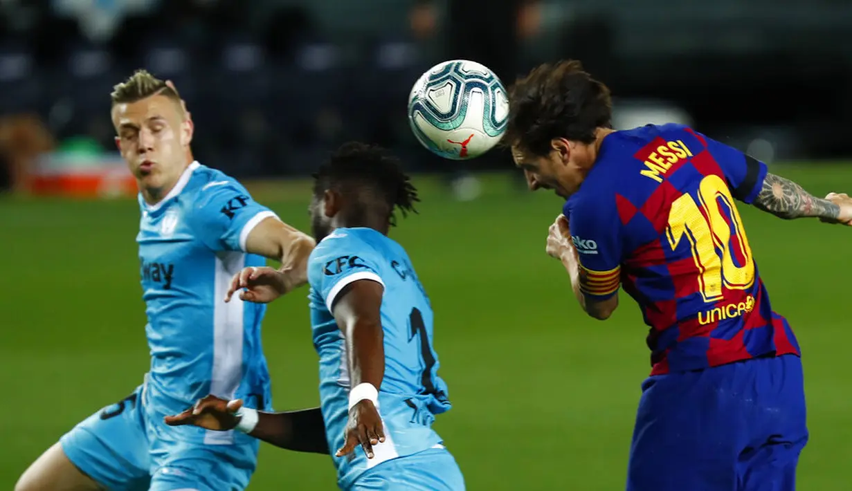 Striker Barcelona, Lionel Messi, menyundul bola saat melawan Leganes pada laga La Liga di Stadion Camp Nou, Selasa (16/6/2020). Barcelona menang 2-0 atas Leganes. (AP Photo/Joan Montfort)