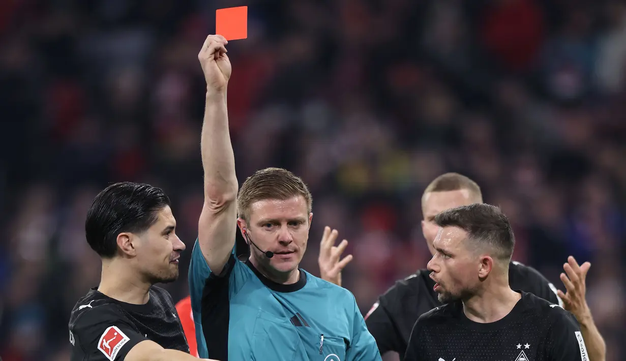 Dalam laga tersebut juga diwarnai satu kartu merah untuk Rocco Reitz yang membuat Borussia Mönchengladbach kalah jumlah pemain. (AFP/Alexandra Beier)