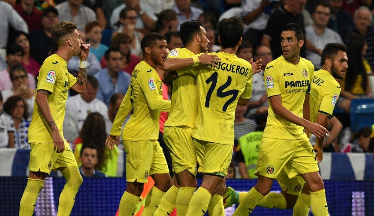 Pemain Villarreal merayakan gol yang dicetak Bruno Soriano ke gawang Real Madrid pada laga La Liga 2016-2017 di Stadion Santiago Bernabeu, Kamis (22/9/2016) dini hari WIB. (AFP/Gerard Julien)