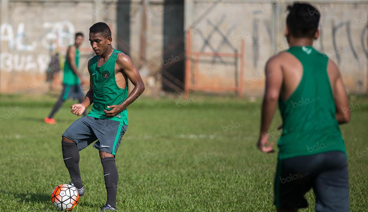 Gelandang serang PS TNI, Pandi Lestaluhu, berusaha mengontrol bola saat mengikuti latihan untuk seleksi Timnas Indonesia U-19. (Bola.com/Vitalis Yogi Trisna)