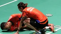 Pemain ganda campuran Indonesia, Edi Subaktiar, yang mengalami cedera dihampiri rekannya, Gloria Gloria Emanuelle Widjaja di tengah laga pertama nomor perorangan bulutangkis SEA Games 2017, Sabtu (26/8/2017). (PBSI)
