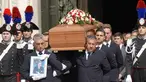 Peti mati mantan Perdana Menteri Italia Silvio Berlusconi meninggalkan Katedral Gotik Milan pada akhir pemakaman kenegaraannya di Italia, Rabu (14/6/2023). Ribuan pelayat memenuhi jalan untuk melepas Berlusconi terakhir kalinya. (AP Photo/Luca Bruno)