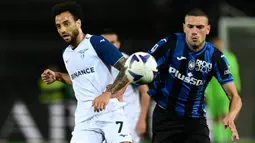 Bek Atalanta, Merih Demiral (kanan) berebut bola dengan striker Lazio, Felipe Anderson pada laga Liga Italia 2022/2023 di Atleti Azzurri d'Italia Stadium, Bergamo (23/10/2022). Setelah membela Juventus sejak awal musim 2019/2020, Merih Demiral dilepas ke Atalanta pada awal musim 2022/2023 setelah sempat berstatus pinjaman selama semusim. Atalanta mempermanenkannya dengan mahar senilai 21 juta euro atau setara Rp345 miliar. (AFP/Miguel Medina)