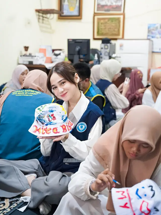 Syifa Hadju merayakan ulang tahun bersama anak-anak panti asuhan (https://www.instagram.com/p/C9b-VTQSu_Y/?img_index=1)