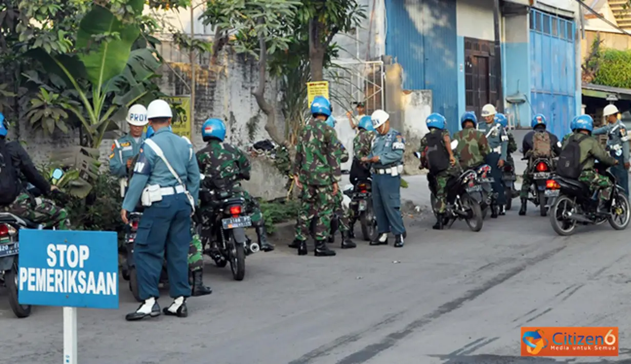 Citizen6, Surabaya: kegiatan pemeriksaan terhadap setiap prajurit Pasmar-1/PNS baik yang menggunakan kendaraan dinas maupun pribadi meliputi kelengkapan Surat Kendaraan bermotor, identitas diri personel berupa KTA, SIM, STNK.  (Pengirim: Budi Abdillah)