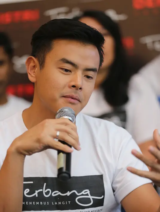 Dalam proses pembuatan film ini, ia juga masih menjalani syuting saat pernikahannya tinggal tiga hari. Apalagi saat syuting,ia juga merasakan diserang gerombolan tawon. Bahkan, tepat dialisnya terantup tawon tersebut. (Adrian Putra/Bintang.com)