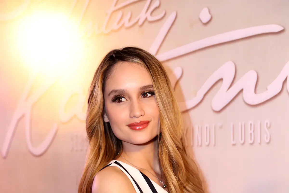 [Bintang] Cinta Laura Panjatkan Doa untuk Pevita Pearce Terkena Kanker Payudara