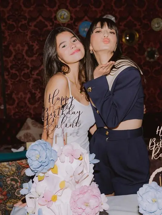 Selain potret Herjunot dan Raline yang bikin salfok, penampilan cantik aktris sekaligus model itu tak kalah mencuri perhatian. Penampilan Raline yang kini miliki rambut berponi ini disebut warganet mirip dengan Lisa Blackpink. (Liputan6.com/IG/@ralineshah)