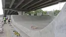 Pekerja menyelesaikan pembangunan Skate Park kolong Flyover Pasar Rebo, Jakarta, Selasa (10/12/2019). Adapun anggaran untuk pembuatan skatepark tersebut sebesar Rp14,3 miliar. (Liputan6.com/Herman Zakharia)