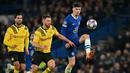 Pemain Chelsea, Kai Havertz (kanan) berusaha mengontrol bola dibayangi pemain Borussia Dortmund pada laga leg kedua 16 Besar Liga Champions 2022/2023 yang berlangsung di Stamford Bridge, London, Rabu (08/03/2023) WIB. The Blues berhasil melaju ke babak perempat final setelah menang dengan agregat 2-1. (AFP/Glyn Kirk)