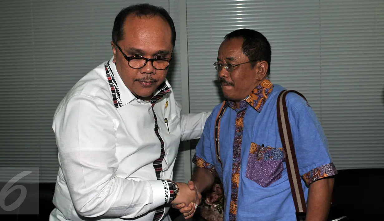 Wakil Ketua Mahkamah Kehormatan Dewan DPR Junimart Girsang (kiri) bersalaman dengan Staff khusus Menteri ESDM Said Didu usai penyerahan bukti rekaman percakapan di Kompleks Parlemen, Jakarta, (18/11). (Liputan6.com/JohanTallo)