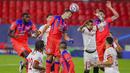 Bek Chelsea, Cesar Azpilicueta, menyundul bola saat melawan Sevilla pada laga Liga Champions di Stadion Ramon Sanchez Pijuan, Kamis (3/12/2020). Chelsea Menang dengan skor 4-0. (AP/Angel Fernandez)