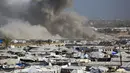 Militer Israel mengonfirmasi telah melakukan sejumlah serangan udara, yang diklaim sebagai respons atas pelanggaran gencatan senjata oleh Hamas pada Jumat (30/1/2026). Tampak dalam foto, asap mengepul dari tempat penampungan Gath, yang menampung pengungsi Palestina, setelah serangan udara Israel di sebelah barat Khan Yunis, Jalur Gaza selatan pada 31 Januari 2026. (Bashar Taleb/AFP)