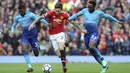 Bek Manchester United, Victor Lindelof, berusaha melewati pemain Arsenal pada laga Premier League di Stadion Old Trafford, Senin (30/4/2018). Manchester United menang 2-1 atas Arsenal. (AP/Rui Vieira)