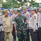 Kapolda Riau Irjen Mohammad Iqbal dan pejabat lainnya mengecek pasukan yang melaksanakan Operasi Lilin Lancang Kuning. (Liputan6.com/M Syukur)