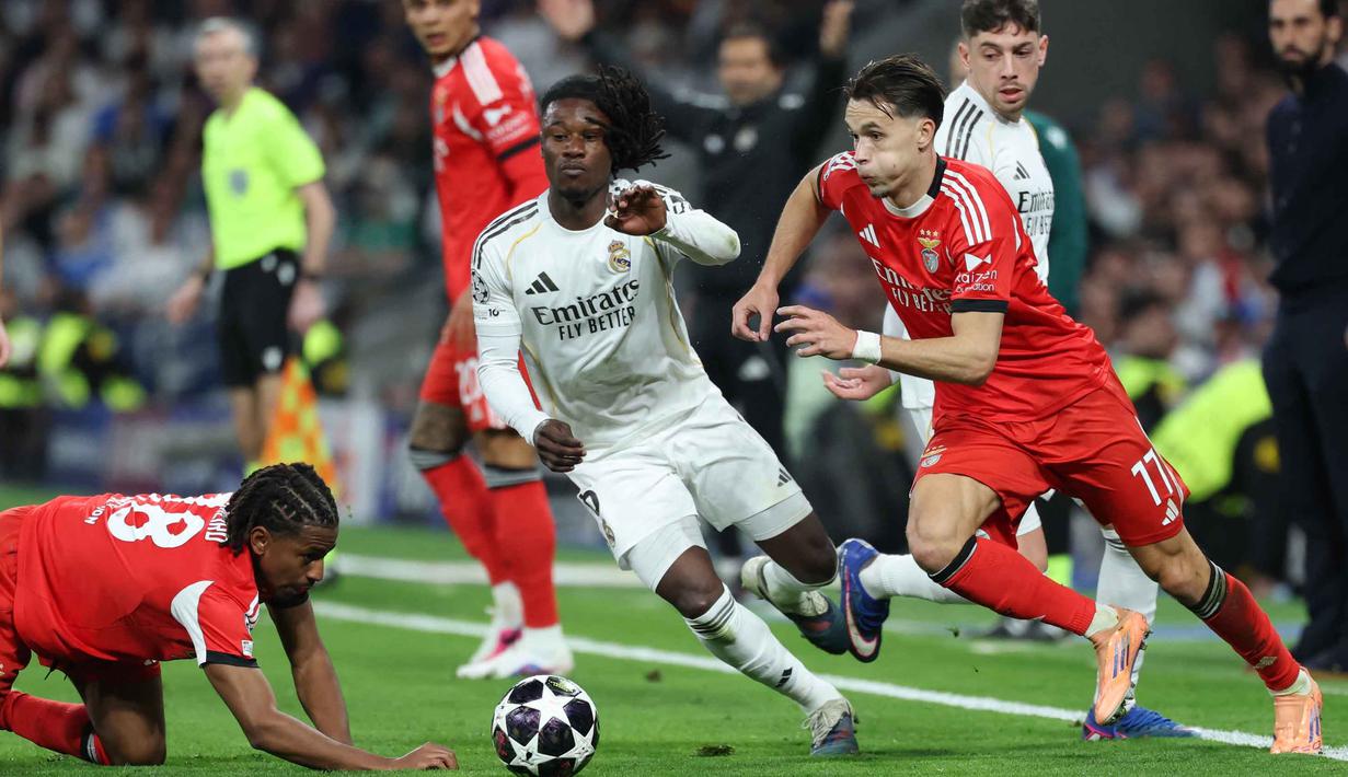 Di babak kedua, Benfica tampil lebih agresif demi mengejar ketertinggalan agregat dan melupakan sektor petahanan. Tampak dalam foto, gelandang SL Benfica asal Luksemburg, Leandro Barreiro (kiri) berebut bola dengan gelandang Real Madrid, Eduardo Camavinga (tengah) selama pertandingan leg kedua babak playoff 16 besar Liga Champions 2025/2026 di Stadion Santiago Bernabeu pada Rabu 25 Februari 2026 waktu setempat atau Kamis (26/2/2026) dini hari WIB. (Thomas COEX/AFP)