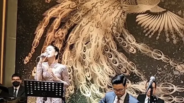 Tampilan Maudy Ayunda di Pernikahan Sang Adik