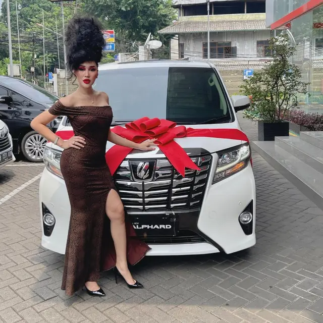 6 Potret Rambut Baru Lucinta Luna saat Pamer Mobil Mewah Ini Bikin Gagal Fokus