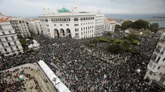 Ratusan ribu demonstran berunjuk rasa di Aljir, Aljazair, Jumat (19/4). Unjuk rasa diikuti ratusan ribu demonstran. (REUTERS/Ramzi Boudina)