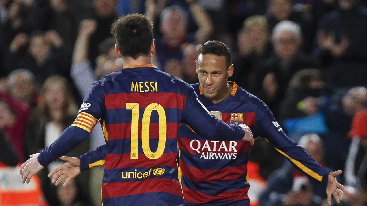 Barcelona Tutup Tahun Dengan 4 Gol dan Pamer Trofi